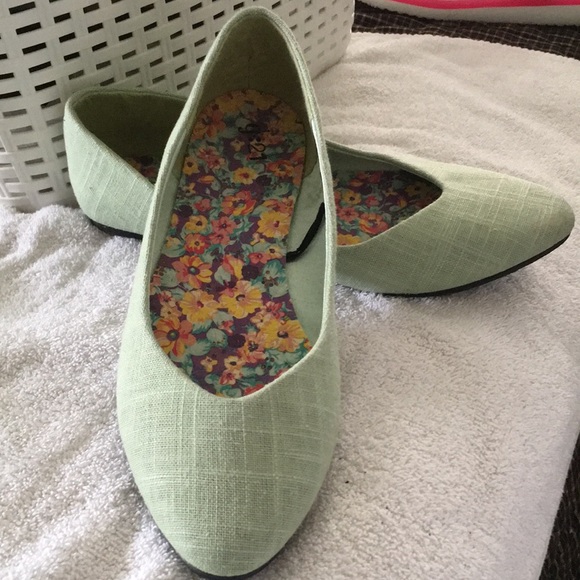 Linen Flats, Size 9. Lovely summer breathable flats in light green. Brand new. - Picture 7 of 9